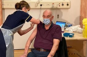 Reino Unido es el primer país en comenzar a utilizar la vacuna de AstraZeneca/U. de Oxford