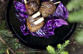 Chuletas de cordero en adobo con puré de arvejas y chalotas al malbec