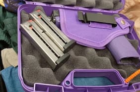 Qué armas tenían las turistas de EEUU detenidas en el Aeropuerto de Santiago