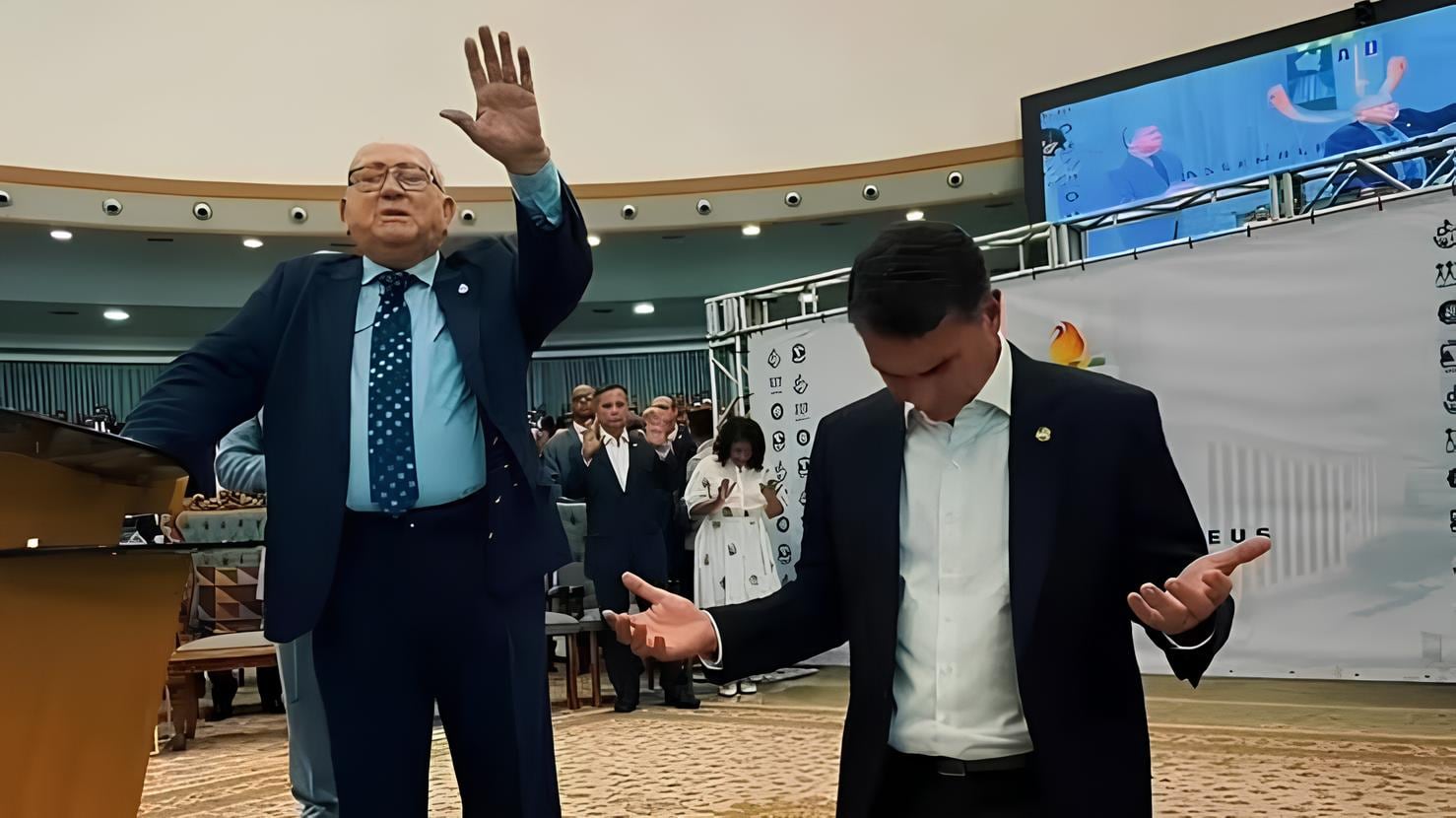 El pastor José Wellington Costa Júnior (izq.) ora por Flávio Bolsonaro (der.).