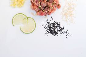 Tártaro de atún al estilo asiático con pickles de pepino