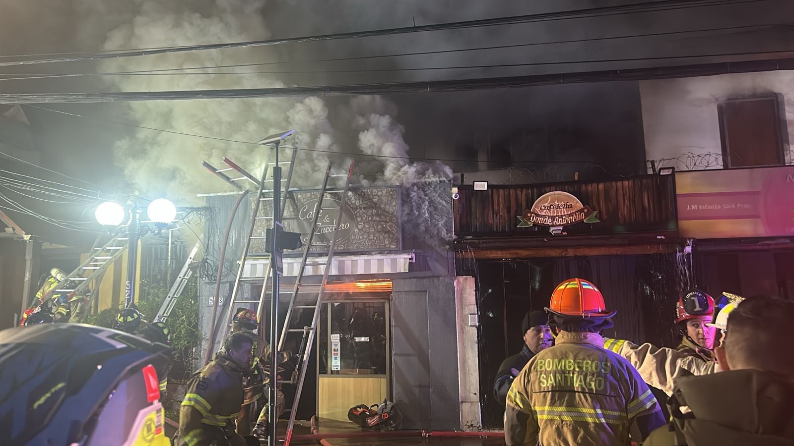 Incendio consume cafetería en Providencia