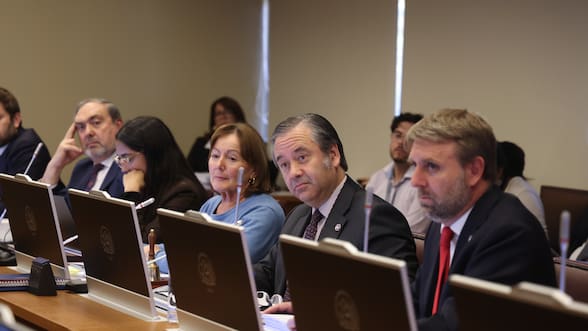 Oficialismo apura tranco de megaproyecto para comenzar a votarlo esta semana y desata airado reclamo de la oposición
