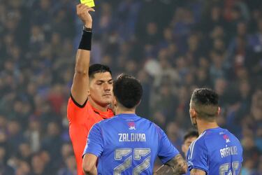 Zaldivia recibió amarilla y quedó suspendido para el próximo partido.