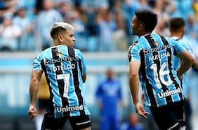 Alexander Aravena se afianza: asiste en la victoria de Gremio por el Brasileirao