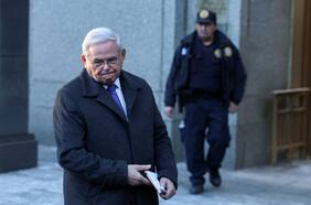 Exsenador estadounidense Bob Menéndez es sentenciado a 11 años de prisión por soborno en lingotes de oro