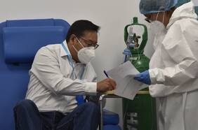 Presidente de Bolivia recibe primera dosis de la vacuna Sputnik V contra el Covid-19