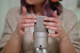 ¿Qué dice la ciencia sobre este extraño cosquilleo en la nuca?