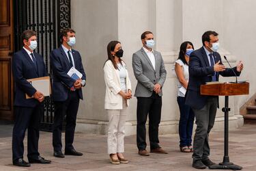 Rodrigo Delgado habla en un punto de prensa posterior al consejo de gabinete de este lunes en el Palacio de La Moneda. Foto: Luis Felipe Araya / Agencia Uno.