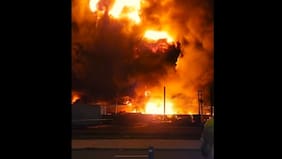 Gigantescas llamaradas y explosiones movilizan amplio operativo por incendio en empresa química de Quilicura