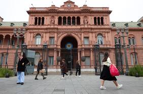 En el 8M: gobierno de Milei elimina Salón de las Mujeres de la Casa Rosada y destina espacio a “próceres” de Argentina
