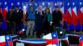 Así fue el cierre de campaña de José Antonio Kast en que usó vidrio blindado