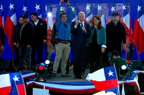 Así fue el cierre de campaña de José Antonio Kast en que usó vidrio blindado