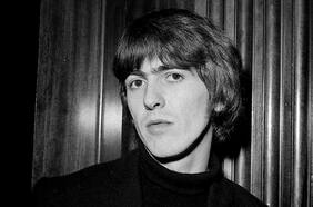 Infidelidades y un intento de asesinato: George Harrison, las revelaciones de la nueva biografía del Beatle silencioso