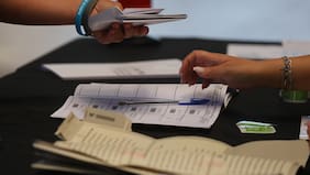 Comienzan a cerrar primeras mesas de chilenos que votan en el exterior