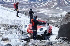 Expedición en Chile: un especial 911 conquista el Ojos del Salado