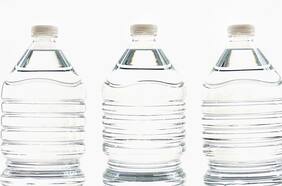 Alerta por las aguas embotelladas en Chile: estos son los daños que provocan los microplásticos a la salud