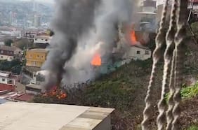 Bomberos combaten incendio que afecta al menos cinco casas en Valparaíso