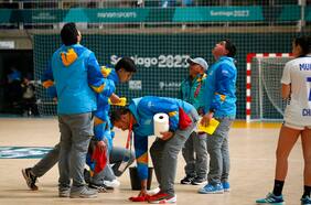 Bochorno en el balonmano: una gotera en el Polideportivo de Viña obliga a finalizar el duelo de las Lobas