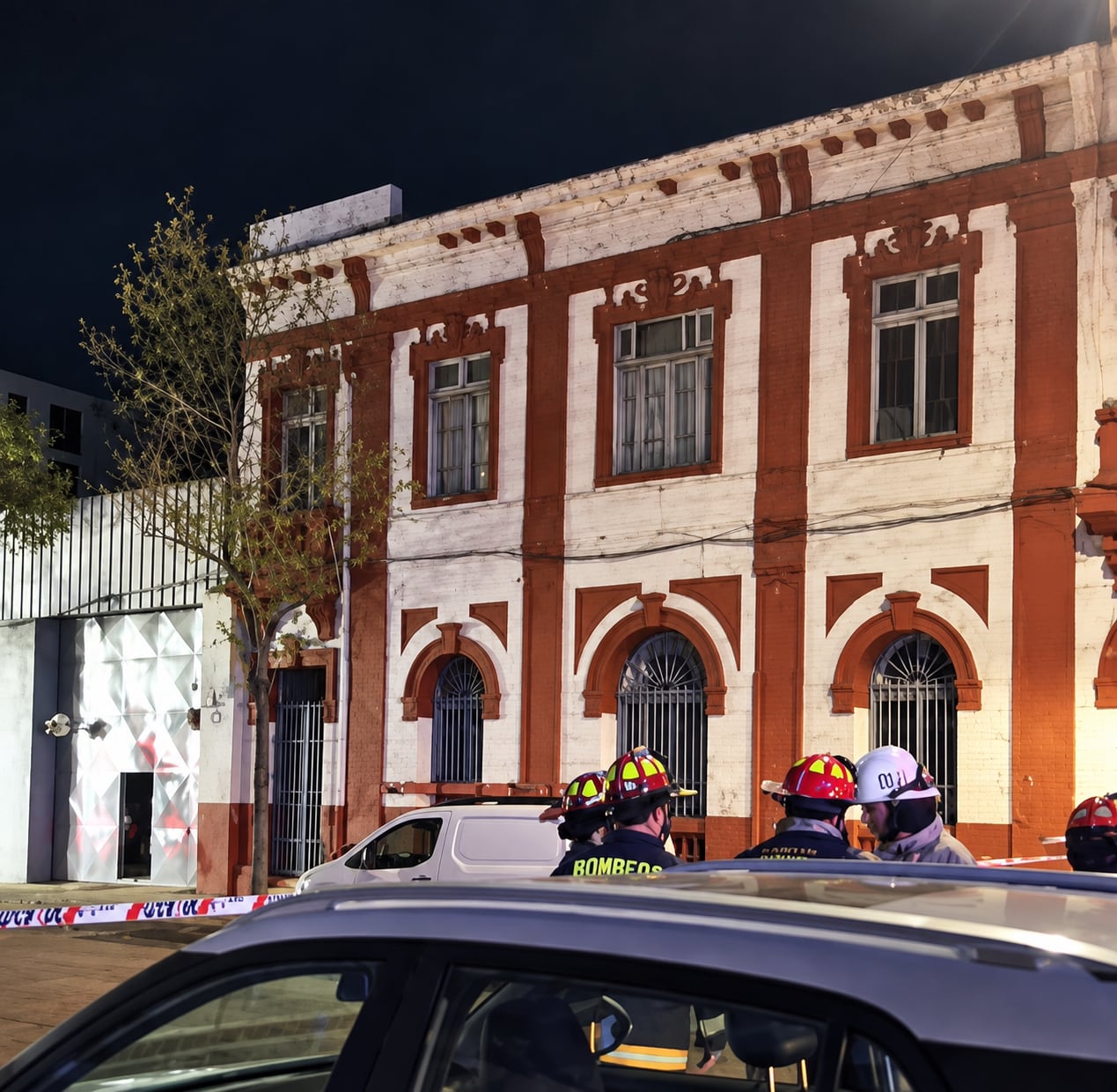 Derrumbe en antigua casona en Santiago Centro obliga a evacuar edificio vecino de 12 pisos para resguardar a sus habitantes