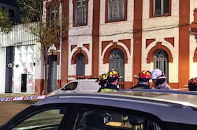 Derrumbe en antigua casona en Santiago Centro obliga a evacuar edificio vecino de 12 pisos para resguardar a sus habitantes