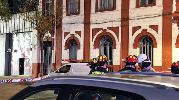Derrumbe en antigua casona en Santiago Centro obliga a evacuar edificio vecino de 12 pisos para resguardar a sus habitantes