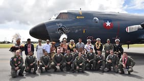 Avión de la Armada recibe símbolo de Rapa Nui en ceremonia con isleños