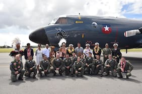 Avión de la Armada recibe símbolo de Rapa Nui en ceremonia con isleños