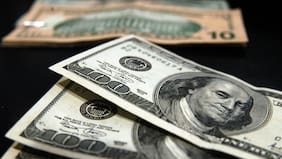 Dólar pierde ganancias de los últimos días ante favorable dato de IPC