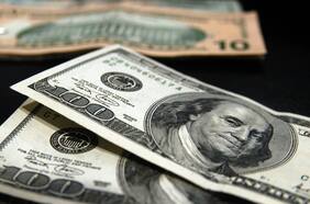 Dólar opera con ganancias por sobre los $606 pese a depreciación global de la divisa