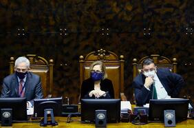 Primer parlamentario contagiado deja al menos a 25 senadores en cuarentena preventiva