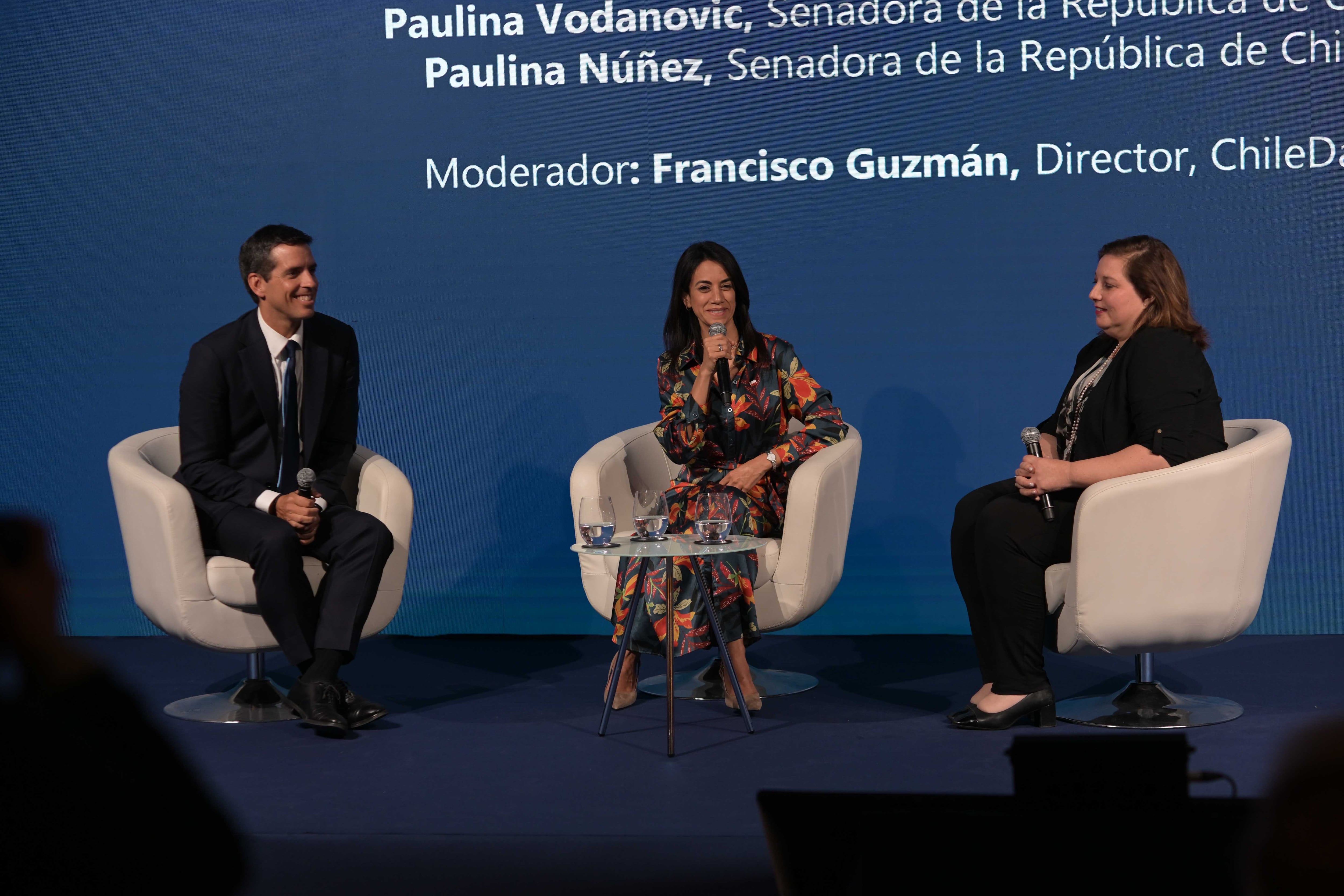 Paulina Núñez, junto a su par del PS, Paulina Vodanovic, el miércoles, en un salón del The Landmark London, en la capital británica, donde asistió al ChileDay.