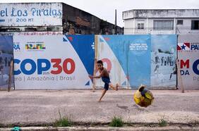 Escuelas, cruceros y hasta moteles: Cómo la ciudad brasileña de Bélem enfrenta la falta de camas para la COP30