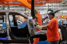 Detroit paga para poner fin a huelga del sindicato automotriz UAW. Ahora los fabricantes de autos tendrán que asumir los costos