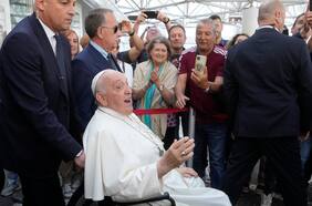 “Sigo vivo”: El Papa sale del hospital tras 10 días internado por una operación