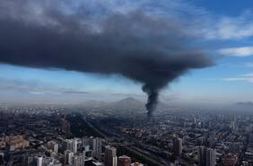 Incendio afecta a bodegas textiles en Independencia y genera nube de humo negro visible en parte de la capital
