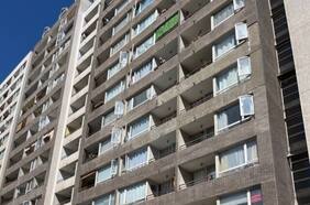 Ciudadano estadounidense queda en riesgo vital luego de que escombros de un edificio en Santiago impactaran en su cabeza