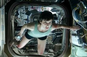 En camiseta y short: astronauta italiana hace cosplay de Sandra Bullock en Estación Espacial