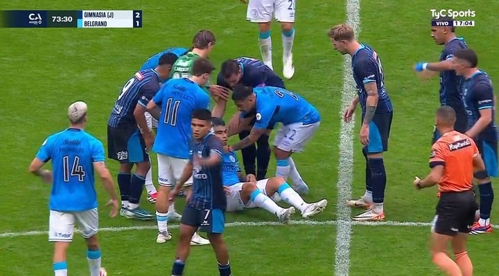 Al borde del desmayo: campeón con Belgrano cae desorientado en pleno partido y desata la preocupación en Argentina