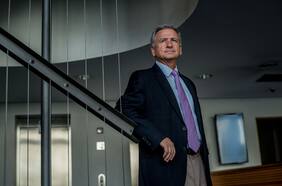 Ex ministro Larraín afirma que condonación del CAE no es abordable y que hay otras prioridades en educación