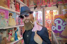 Vida de plástico, es fantástico: el chileno con una colección de Barbie de más de 320 muñecas