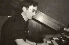 Cura español que compuso las canciones de misa más famosas del mundo es acusado de abuso de menores