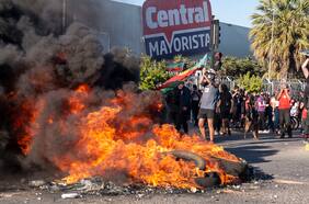 Barricadas, desmanes y ataque a comisaría marcan aniversario del 18-O en regiones