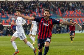 Otra salvación para Joaquín Larrivey: anota dos goles y le da la permanencia en la B de Italia al Cosenza