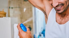 La diferencia entre desodorante y antitranspirante, explicada por un experto