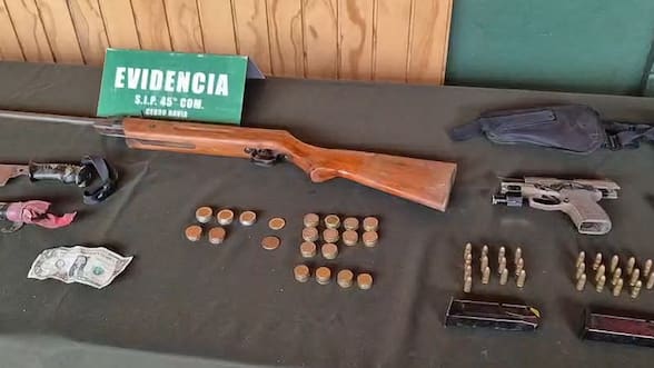 Tres personas son detenidas en procedimiento policial de Cerro Navia: se incautó drogas, armas y cargadores
