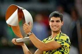 Carlos Alcaraz vence a un tenaz Struff y consigue el bicampeonato en Madrid