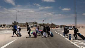 Gobernador de Arica habla de “descontrol absoluto” en la frontera y asegura que Perú devolvió a migrantes irregulares que intentaron salir de Chile