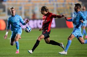 Bolívar de Ronnie Fernández elimina desde los doce pasos al Athletico Paranaense de Arturo Vidal