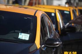 Formalizan a taxistas y captadores por estafas a turistas extranjeros en el Aeropuerto de Santiago